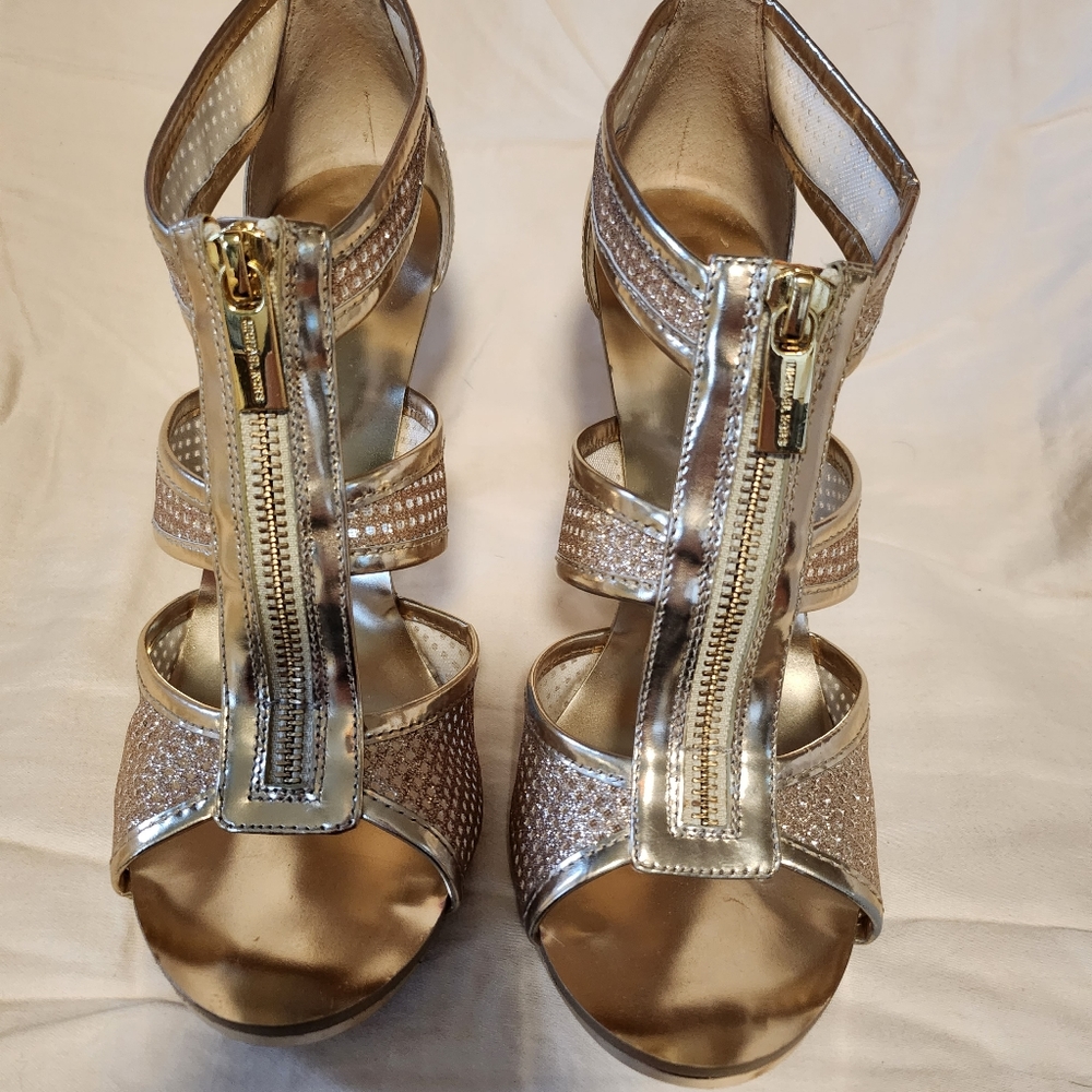 MICHAEL Michael Kors Berkeley T-Strap pale Gold Heels size 9 1/2